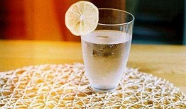 娱乐吃瓜酱两瓶水